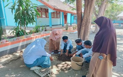 Siswa Fase- E SMK Wonokromo Surabaya Melakukan Kegiatan P5 dengan Tema Kewirausahaan